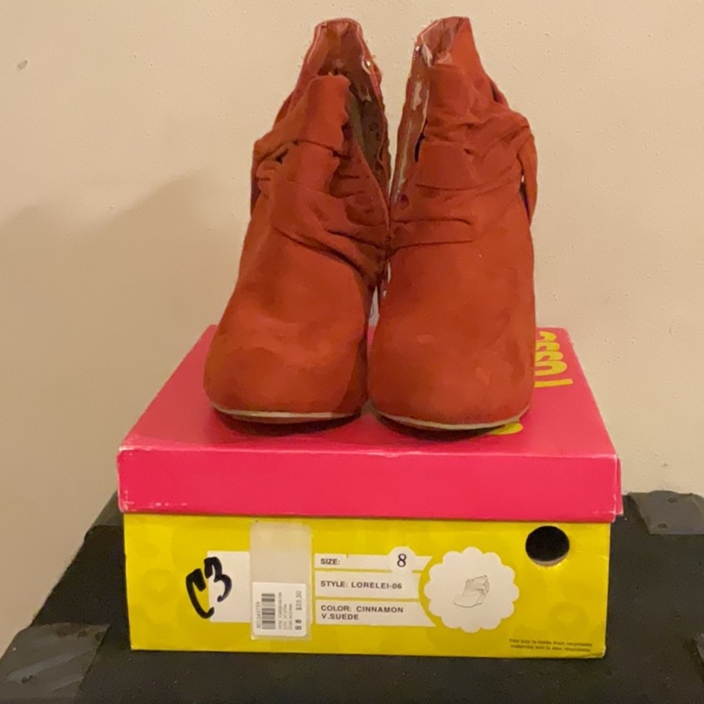 Lightly worn Cinnamon Lorelei wedge boots size 8 Women